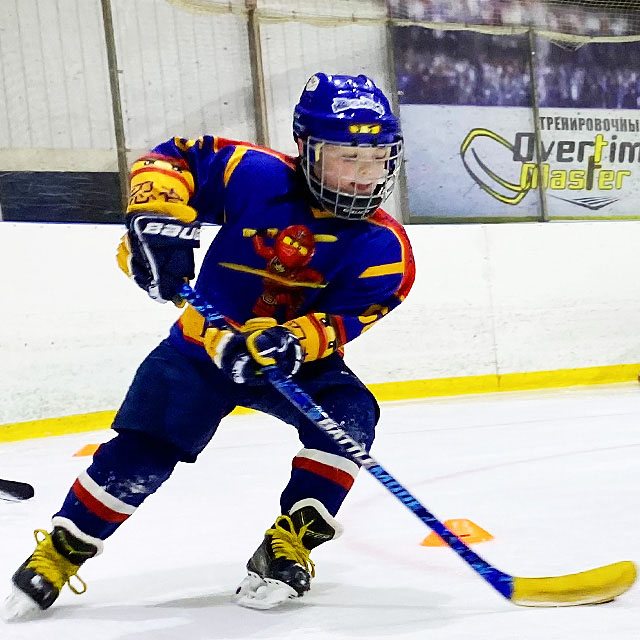 Kosmos hockey player